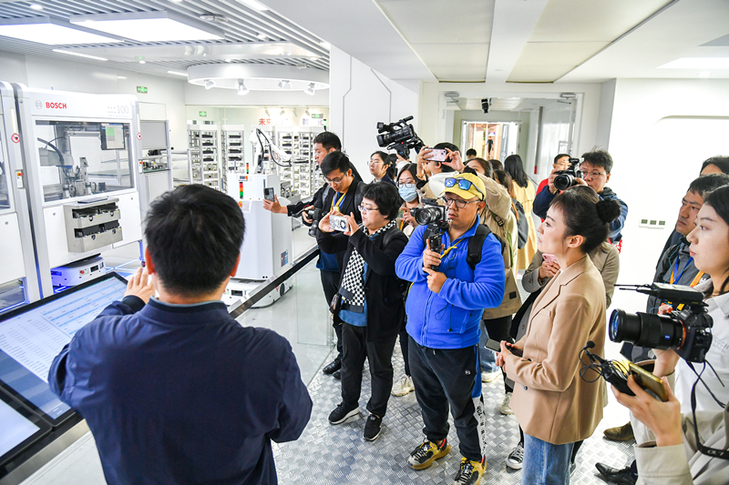 2023年10月16日，第三屆“一帶一路”國際合作高峰論壇新聞中心組織中外記者采訪。記者在中德大廈內(nèi)的博世未來工廠展區(qū)參觀，了解其高質(zhì)量創(chuàng)新發(fā)展成果。