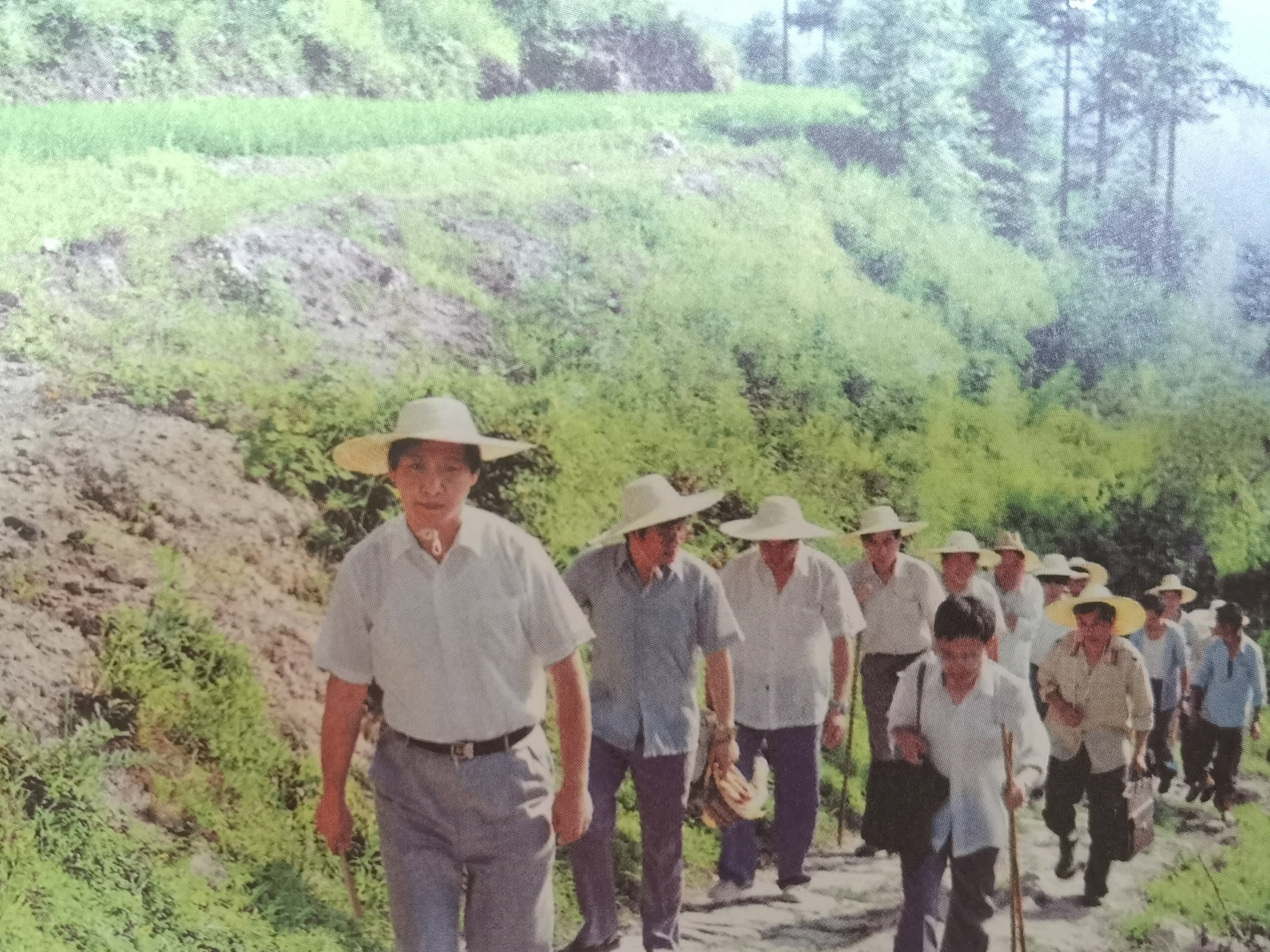1989年7月，習近平冒著酷暑，帶頭步行到下黨鄉(xiāng)調(diào)研。