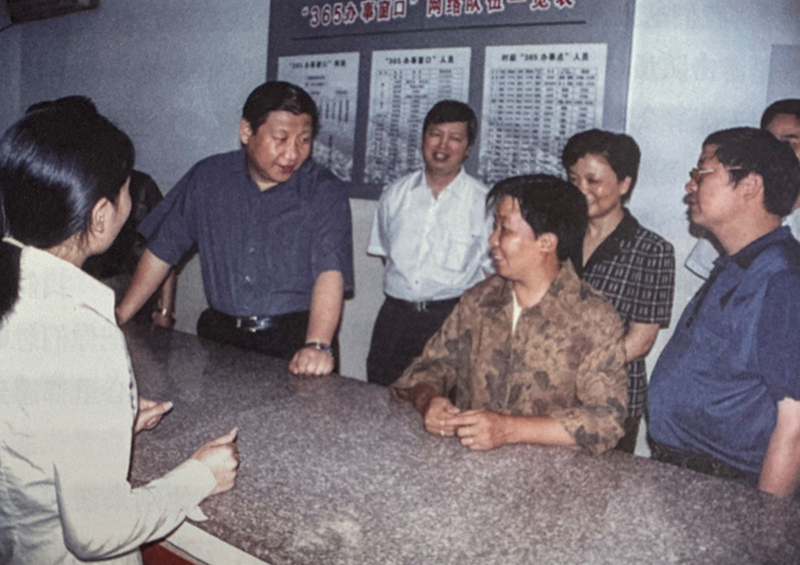 2003年6月，習(xí)近平在浙江金華市磐安縣新渥鎮(zhèn)“365辦事窗口”調(diào)研。