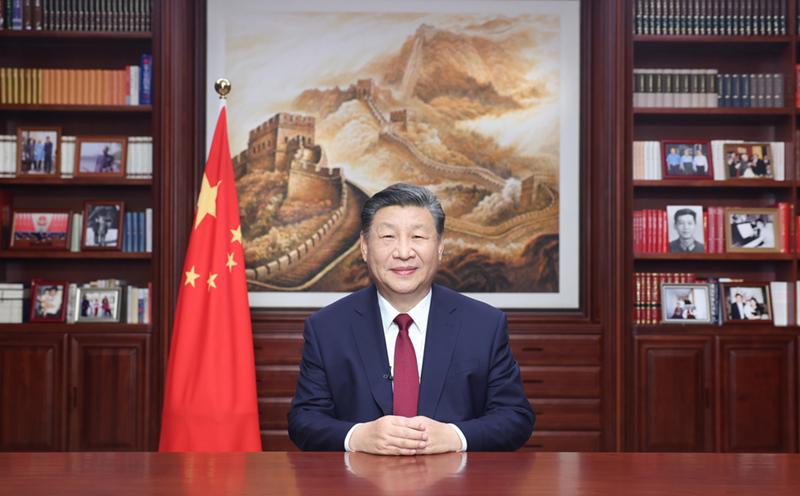 新年前夕，習(xí)近平通過中央廣播電視總臺(tái)和互聯(lián)網(wǎng)，發(fā)表二〇二四年新年賀詞。