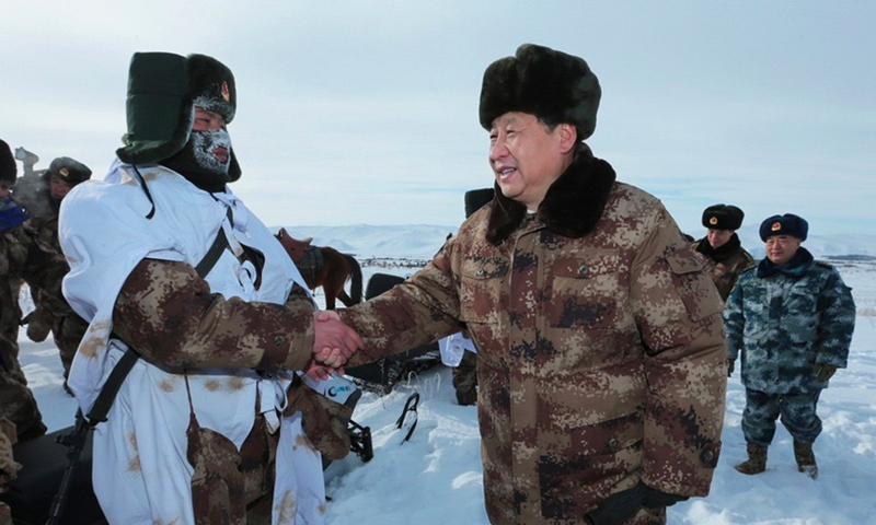 2014年1月26日，習(xí)近平總書記春節(jié)前夕冒嚴(yán)寒踏冰雪慰問邊防官兵。