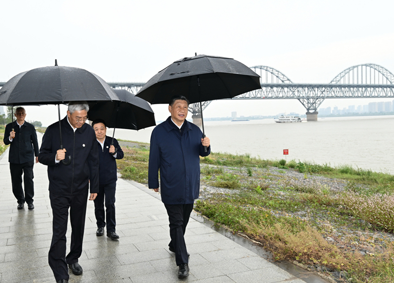 2023年10月10日，習(xí)近平在長江國家文化公園九江城區(qū)段考察時(shí)，冒雨沿江堤步行察看沿岸風(fēng)貌。