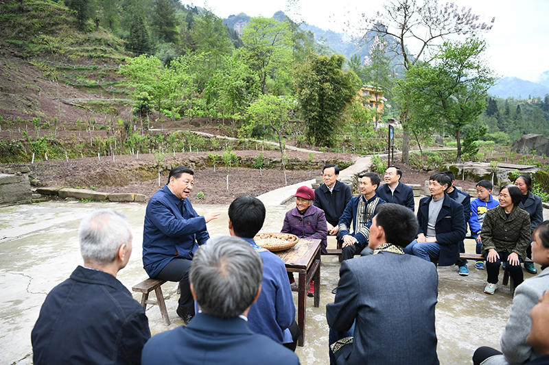 2019年4月15日，習(xí)近平總書(shū)記在重慶石柱土家族自治縣中益鄉(xiāng)華溪村同村民代表、基層干部、扶貧干部、鄉(xiāng)村醫(yī)生等圍坐在一起，共話脫貧攻堅(jiān)。