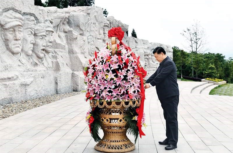 2021年4月25日至27日，中共中央總書(shū)記、國(guó)家主席、中央軍委主席習(xí)近平在廣西考察。這是25日上午，習(xí)近平在位于桂林市全州縣的紅軍長(zhǎng)征湘江戰(zhàn)役紀(jì)念園，向湘江戰(zhàn)役紅軍烈士敬獻(xiàn)花籃。 新華社記者 謝環(huán)馳/攝
