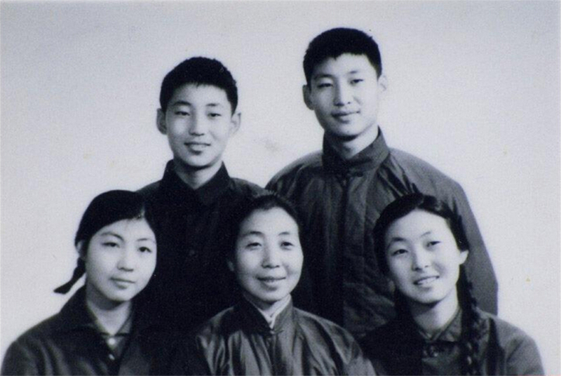 1972年冬，齊心和子女們。前排右起:齊橋橋、齊心、習安安。后排右起:習近平、習遠平。