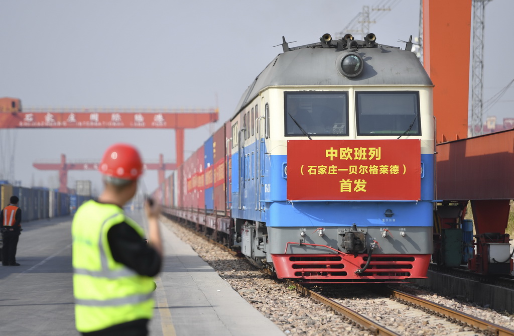 3月21日，滿載110個標(biāo)準(zhǔn)集裝箱貨物的中歐班列從石家莊國際陸港出發(fā)，駛往塞爾維亞共和國首都貝爾格萊德。新華社發(fā)（張曉峰攝）