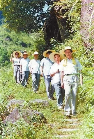 1989年7月，習(xí)近平在壽寧縣山村。