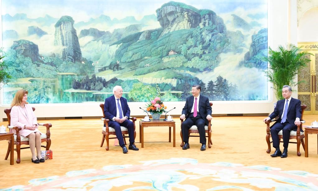 2024年4月8日，國家主席習(xí)近平在北京人民大會(huì)堂會(huì)見法國梅里?；饡?huì)主席梅里埃夫婦。新華社記者 黃敬文 攝