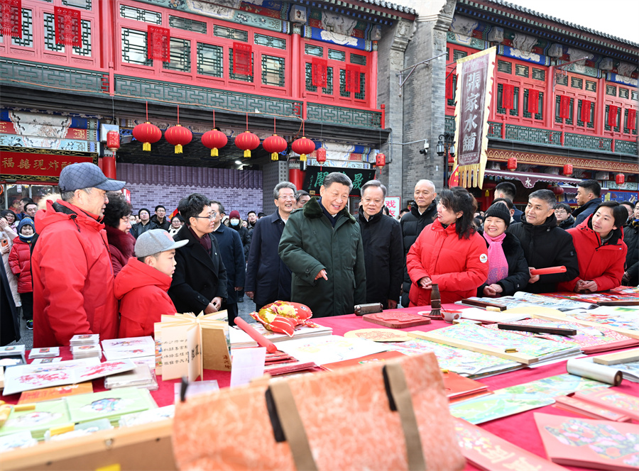 2024年2月1日下午，習(xí)近平在天津古文化街考察時(shí)，同店鋪員工和現(xiàn)場(chǎng)群眾互動(dòng)交流。新華社記者 謝環(huán)馳 攝