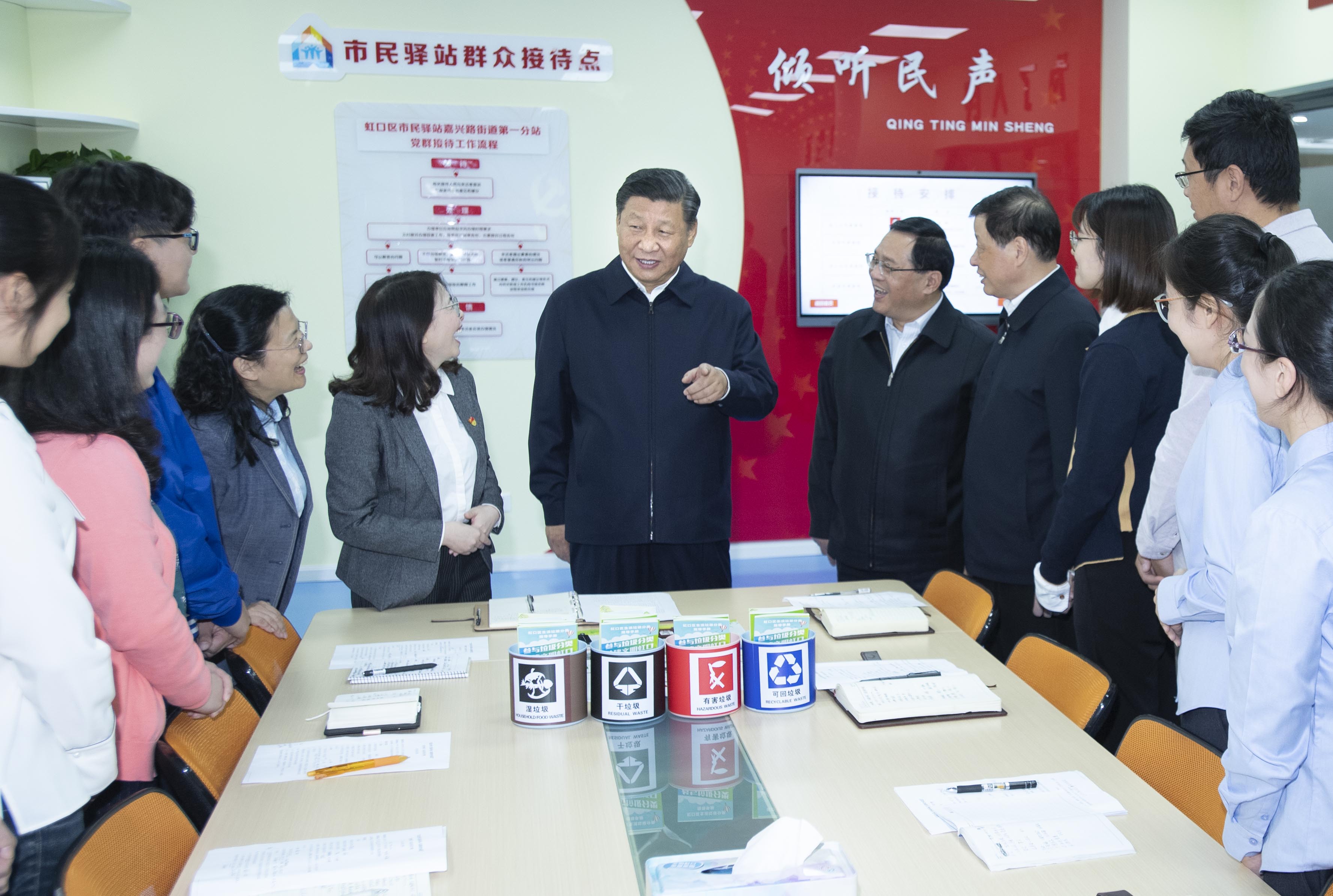 2018年11月6日至7日，中共中央總書記、國(guó)家主席、中央軍委主席習(xí)近平在上?？疾臁＿@是6日上午，習(xí)近平在虹口區(qū)市民驛站嘉興路街道第一分站，同幾位正在交流社區(qū)推廣垃圾分類的做法的年輕人親切交談。 新華社記者 李濤 攝