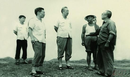 1978年8月，習(xí)仲勛（左三）在廣東惠陽農(nóng)村調(diào)研。在清華大學(xué)讀書的習(xí)近平（左一）利用暑假時間參加社會實踐，隨同父親一起下鄉(xiāng)。