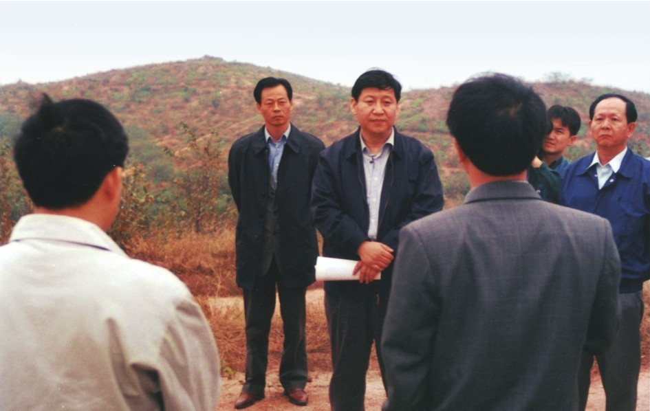 1999年11月，習(xí)近平在龍巖市長汀縣河田水土流失治理區(qū)調(diào)研。圖源：《習(xí)近平在福建（下）》