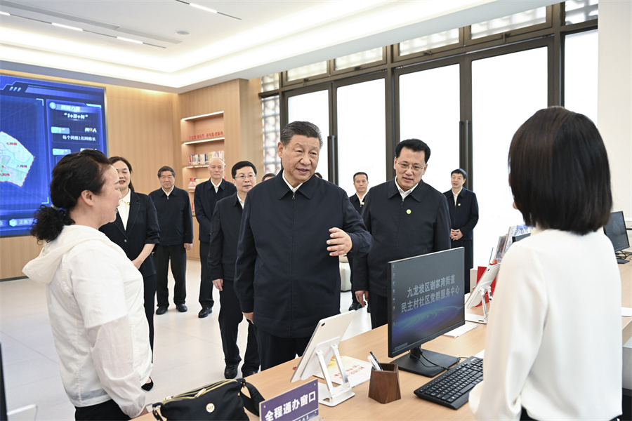 2024年4月22日至24日，中共中央總書記、國家主席、中央軍委主席習(xí)近平在重慶考察。這是22日下午，習(xí)近平在九龍坡區(qū)謝家灣街道民主村社區(qū)考察。新華社記者 謝環(huán)馳 攝