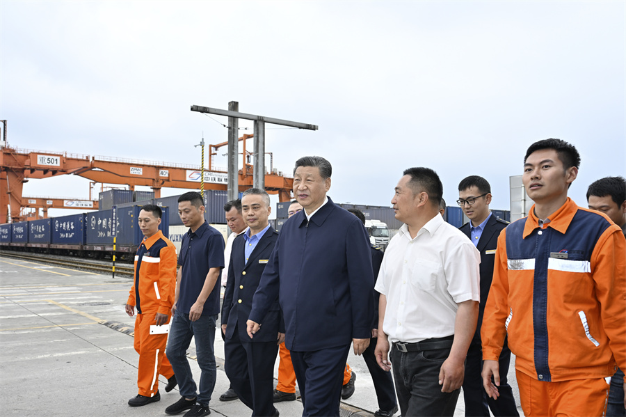 2024年4月22日至24日，中共中央總書記、國家主席、中央軍委主席習(xí)近平在重慶考察。這是22日下午，習(xí)近平在重慶國際物流樞紐園區(qū)重慶鐵路集裝箱中心站，同貨車司機(jī)、列車司機(jī)、裝卸工人、場站管理人員等親切交流。新華社記者 岳月偉 攝