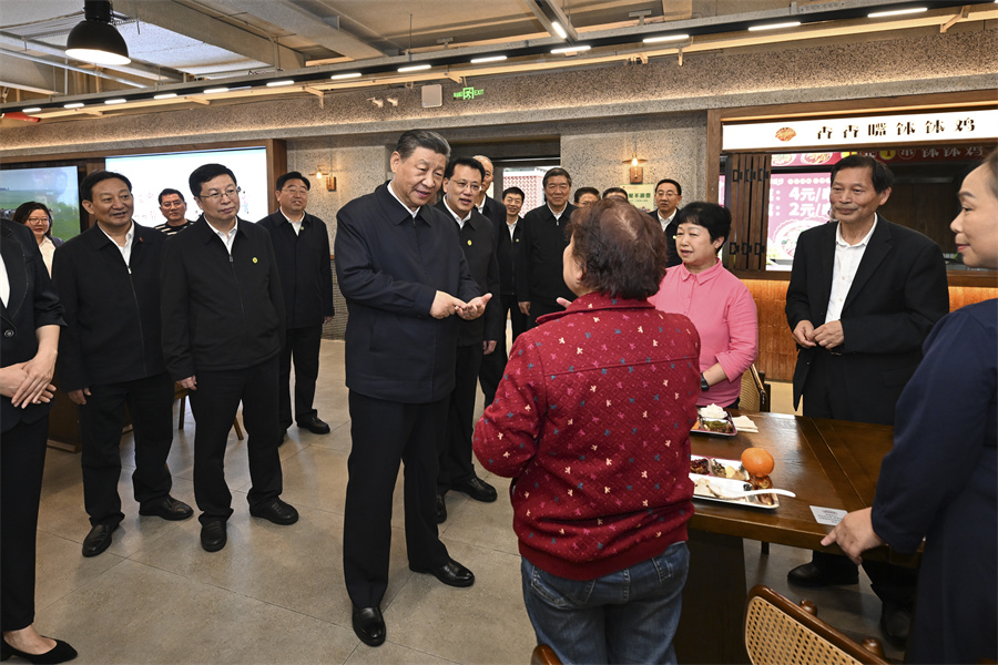 2024年4月22日下午，習近平在九龍坡區(qū)謝家灣街道民主村社區(qū)考察時，同正在社區(qū)食堂就餐的群眾親切交流。新華社記者 謝環(huán)馳 攝