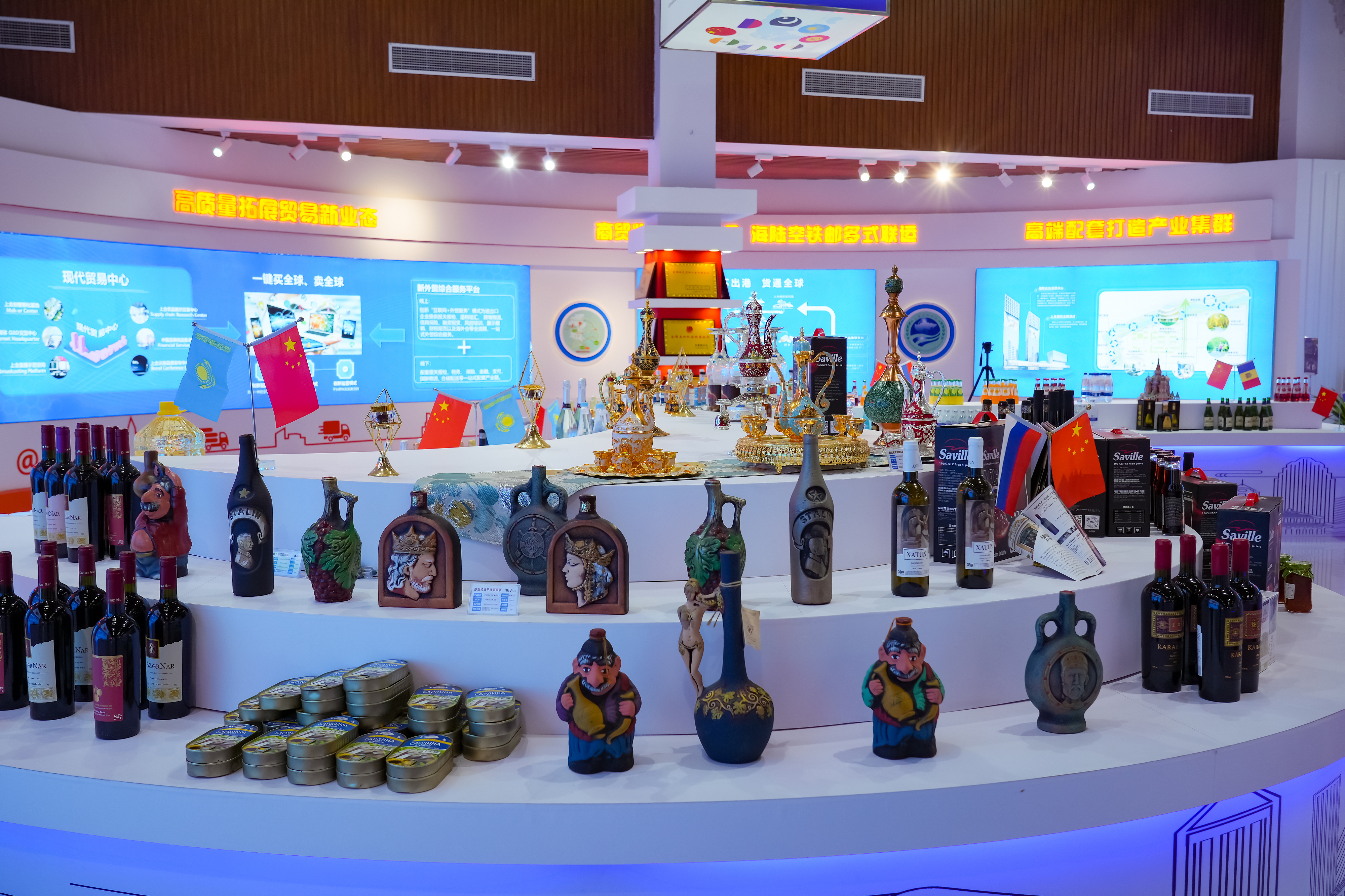 2022年10月19日，青島，上合示范區(qū)展出的上合國(guó)家特色商品。