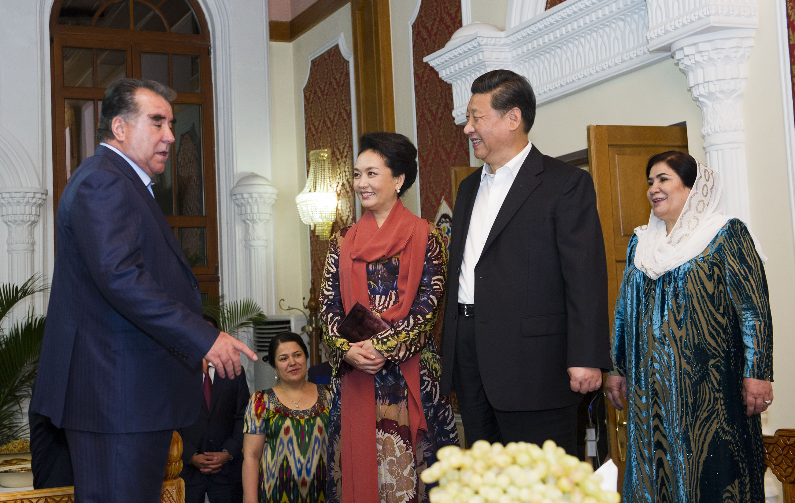 2014年9月12日，習近平主席在杜尚別出席塔吉克斯坦總統(tǒng)拉赫蒙舉行的家宴。這是習近平主席和夫人彭麗媛在拉赫蒙夫婦陪同下參觀總統(tǒng)官邸。