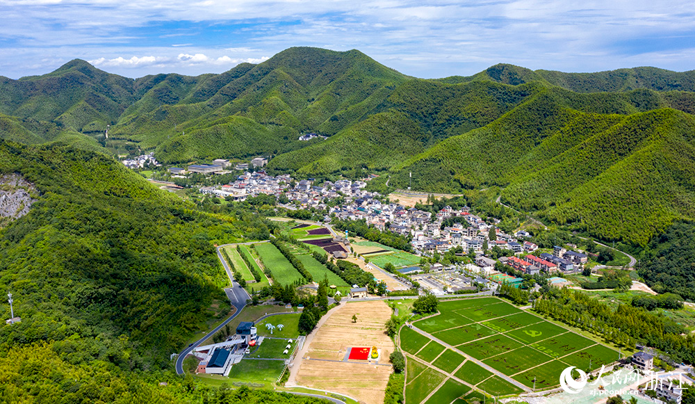 俯瞰余村全貌。人民網(wǎng) 章勇濤 攝