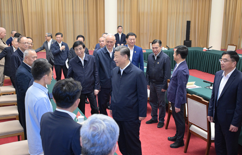 2024年5月23日，習近平總書記在山東省濟南市主持召開企業(yè)和專家座談會并發(fā)表重要講話。這是總書記同參會的企業(yè)和專家代表親切交流。