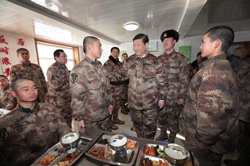 2014年1月26日中午，習(xí)近平來到連隊食堂，同戰(zhàn)士們一起用餐。新華社記者 李剛 攝