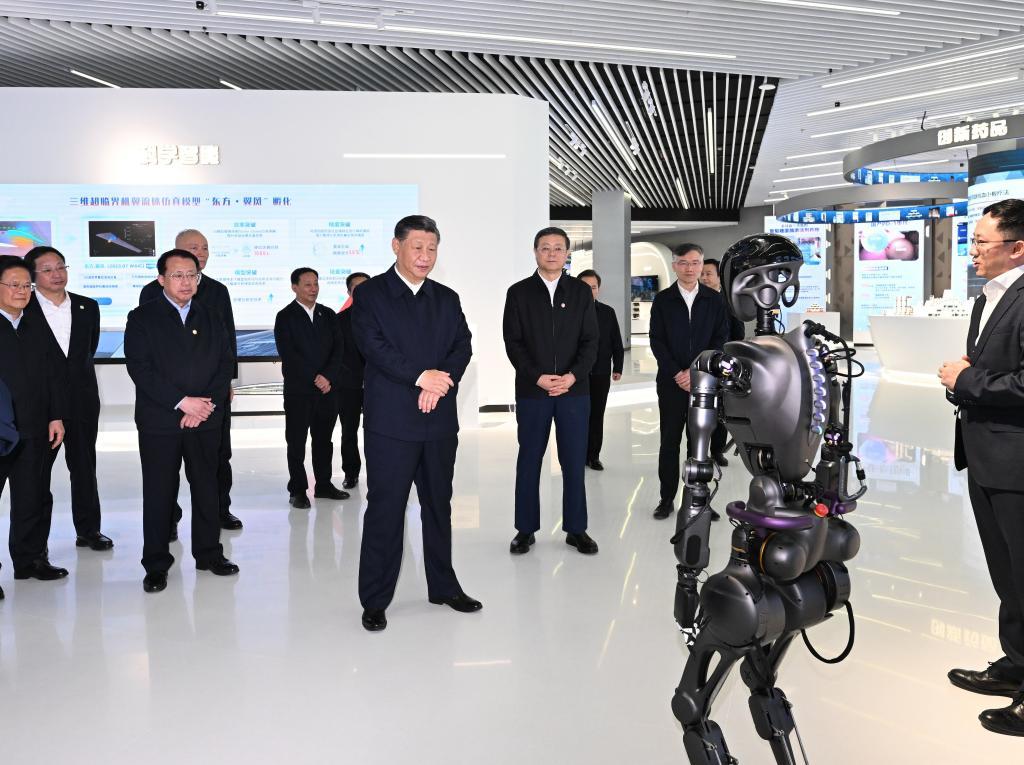 2023年11月28日下午，習近平在浦東新區(qū)張江科學城參觀上海科技創(chuàng)新成果展。新華社記者 謝環(huán)馳 攝