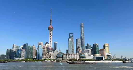 沿蘇州河遠眺陸家嘴城市建筑群。人民網(wǎng) 馬作鵬 攝