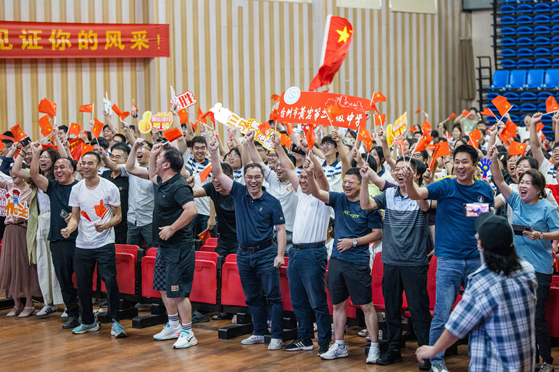 北京時間7月27日，2024年巴黎奧運會首個比賽日，在射擊10米氣步槍混合團體比賽中，中國選手黃雨婷/盛李豪獲得金牌。圖為黃雨婷的母校師生們通過收看奧運直播的方式為她加油助威。