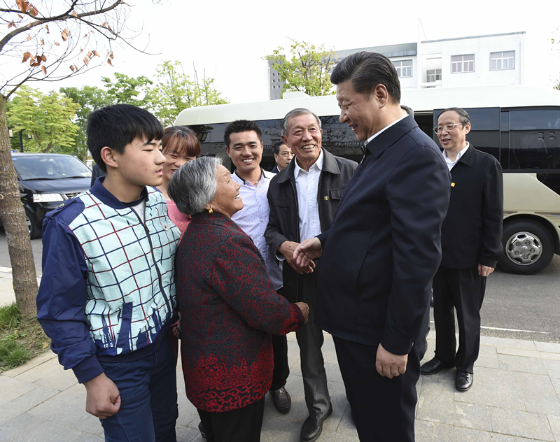 2016年4月25日，習(xí)近平在安徽省滁州市鳳陽縣小崗村看望當(dāng)年大包干帶頭人嚴(yán)金昌（右三）一家。